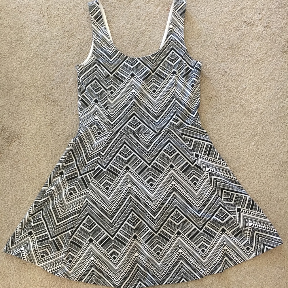 H&M Black and White Tribal Print Jersey Dress